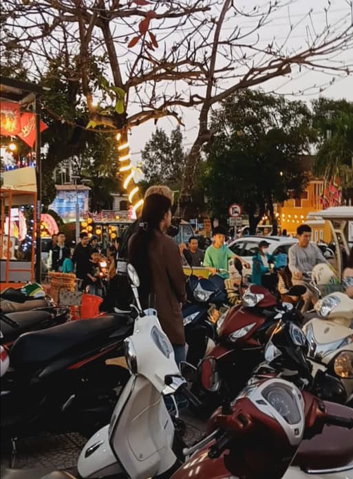 crossing-a-road-in-vietnam-2